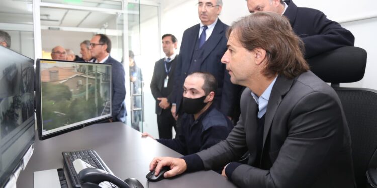 Lacalle recorrió centro de videovigilancia invitado por Antía y habló de ampliación