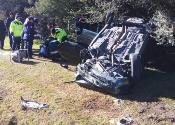 Pan de Azúcar: conductor volcó y quedó atrapado dentro de su vehículo