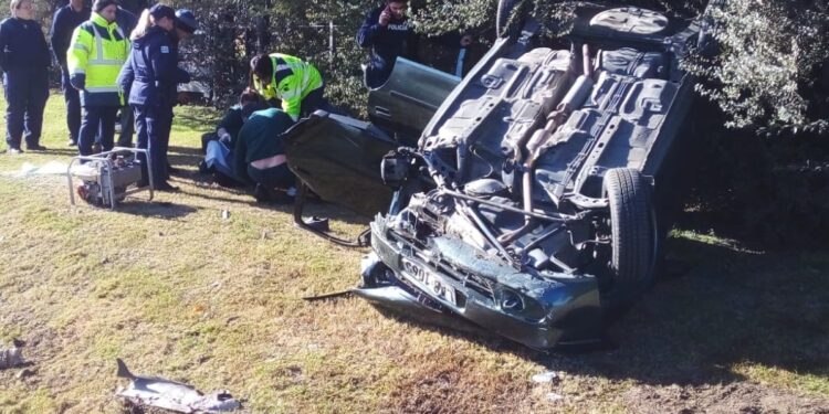 Pan de Azúcar: conductor volcó y quedó atrapado dentro de su vehículo