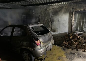 Auto se prendió fuego y afectó parte de una vivienda en el barrio Hipódromo