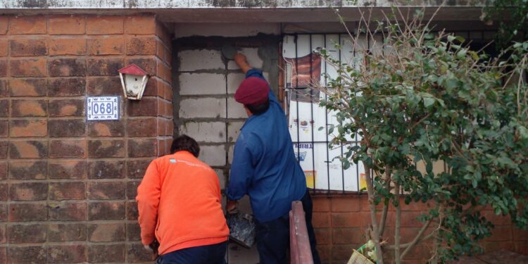 Tapiaron una vivienda donde vendían droga a través de un boquete en la pared del living