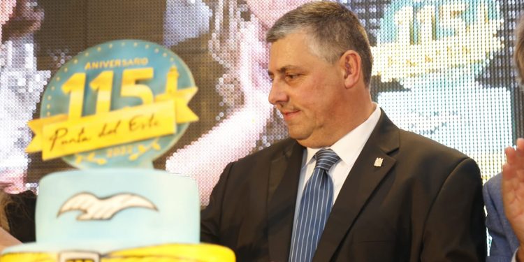 Carballal destacó inversión, trabajo y educación en cena homenaje por los 115 años de PDE