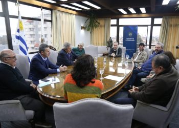 Antía entregó a delegación del FA carpeta con lineamientos de gestión; trabajo y ayuda social destacan