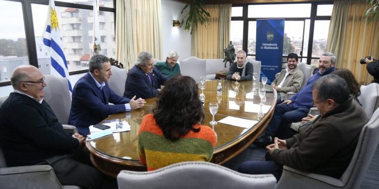 Antía entregó a delegación del FA carpeta con lineamientos de gestión; trabajo y ayuda social destacan