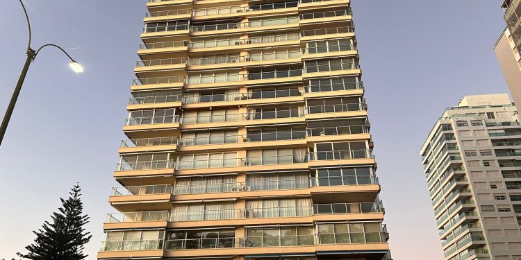 Fuentes de Jefatura confirmaron que ladrones ingresaron a seis apartamentos en un edificio de Punta del Este