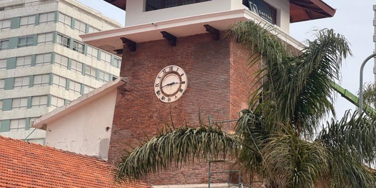 ¿Cómo se realiza la reparación del antiguo reloj en el Espacio Ancap Gorlero?