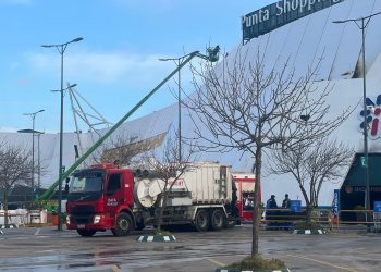 Punta Shopping: incendio controlado pero aún hay focos activos