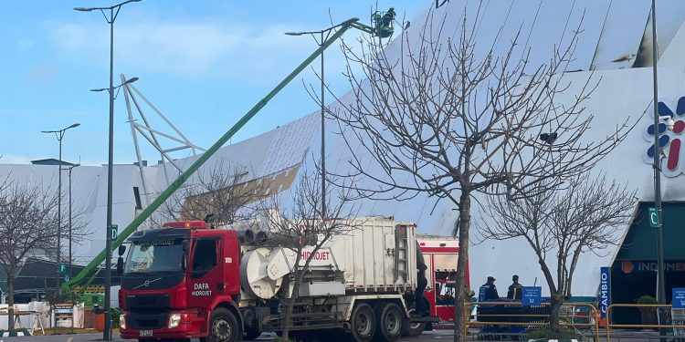 Punta Shopping: incendio controlado pero aún hay focos activos