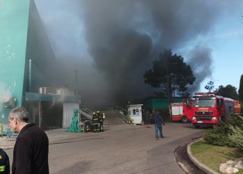 Avanzó el fuego y se derrumbó parte del Punta Shopping y continua el incendio