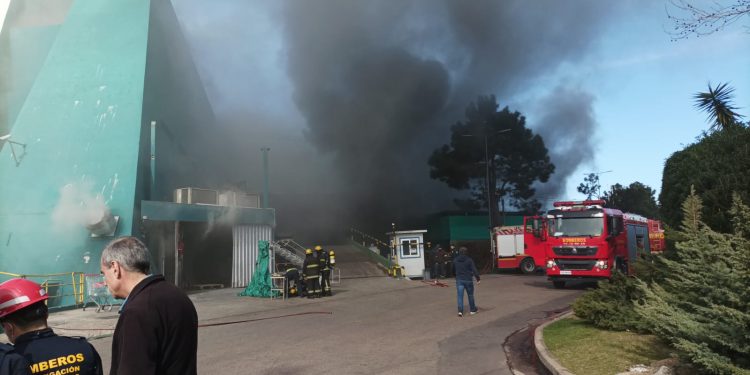 Avanzó el fuego y se derrumbó parte del Punta Shopping y continua el incendio