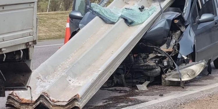 Una pareja resultó lesionada en espectacular accidente