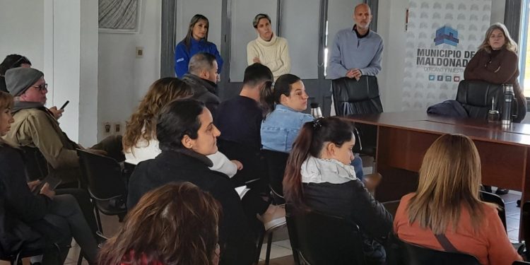 Grupo de feriantes junto a el Municipio de Maldonado y el MIDES buscan estrategias para la formalización de los comerciantes