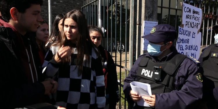 Estudiantes del Liceo Nº 1 de Maldonado se manifestaron en contra de la reforma educativa