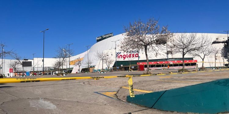 Trabajadores de Punta Shopping esperan que se efectivice a la brevedad el cobro del seguro de paro
