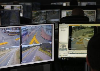 Visualizadores identificaron a un hombre intentando abrir vehículos en la vía pública