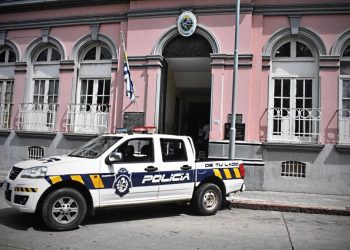 Cinco hombres vestidos como personal médico robaron 4000 dólares en una finca de Las Delicias