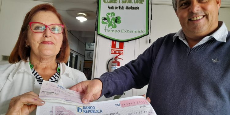 Carballal entregó cheque a Escuela N°5