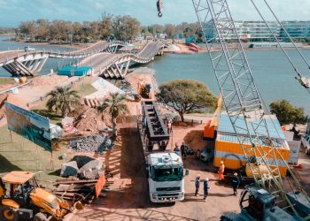 Llegó una de las cuatro vigas que servirán para apuntalar el puente 2