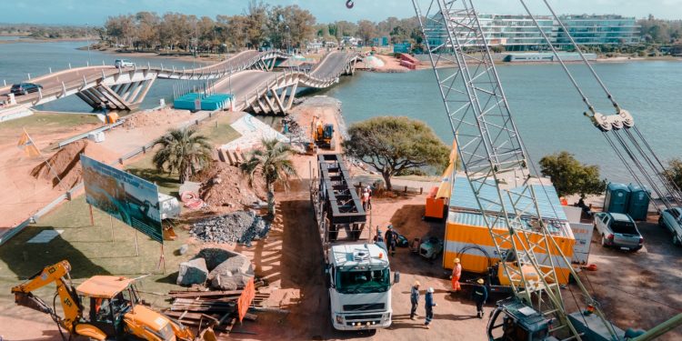 Llegó una de las cuatro vigas que servirán para apuntalar el puente 2