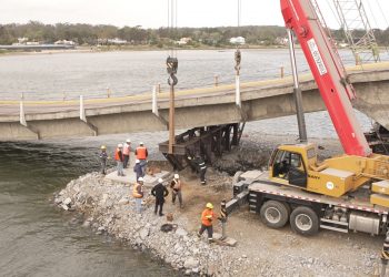 Quedó colocada la primera viga de apuntalamiento en el Puente 2 de la Barra