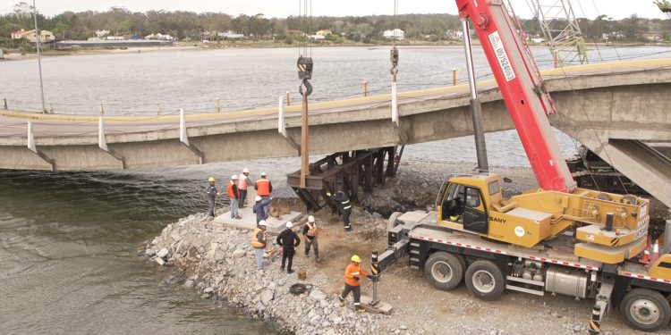 Quedó colocada la primera viga de apuntalamiento en el Puente 2 de la Barra