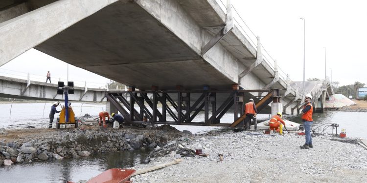 Primera viga de contención permitió estabilizar el Puente de La Barra 2
