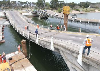 Puente de la Barra; Se colocó primer pilote que reposa en el lecho del arroyo y se trabaja en el segundo