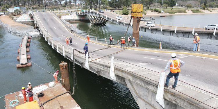 Puente de la Barra; Se colocó primer pilote que reposa en el lecho del arroyo y se trabaja en el segundo