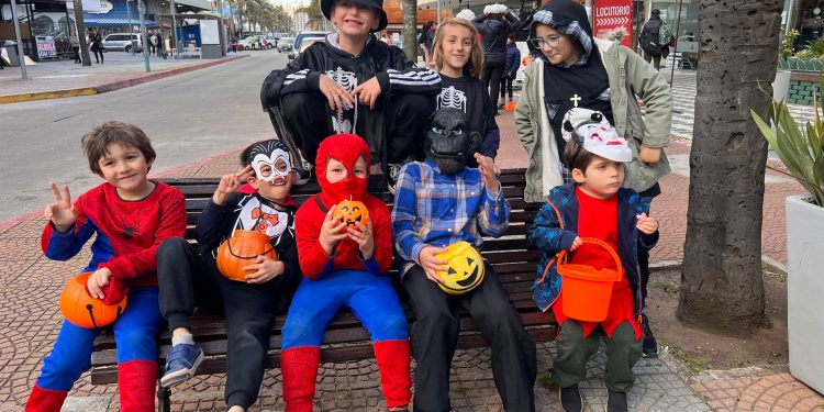 Halloween: niños, adolescentes y adultos colmaron la avenida Gorlero