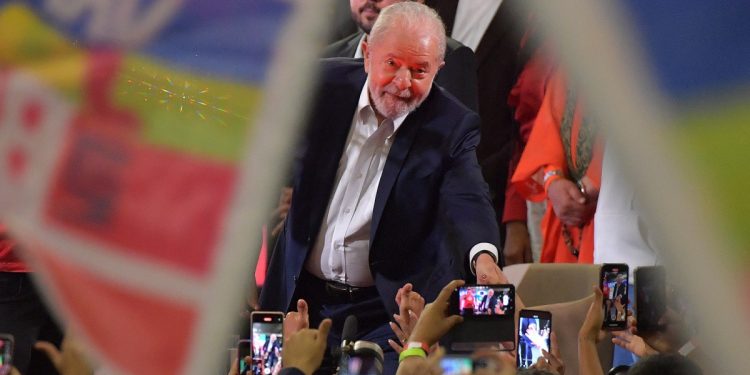 Lula derrotó a Bolsonaro en un reñido balotaje y por tercera vez será el presidente de Brasil