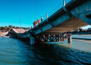 Quedó colocada este miércoles la cuarta viga en el Puente 2 de la Barra