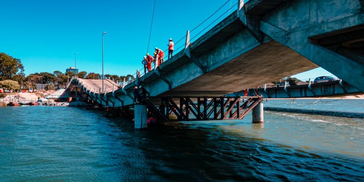 Quedó colocada este miércoles la cuarta viga en el Puente 2 de la Barra
