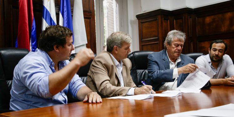 Intendencia concreta con Secretaría del Deporte obra de nueva piscina