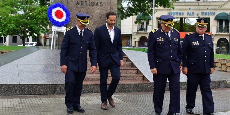 Homenaje a los Policías que entregaron sus vidas en defensa de la comunidad