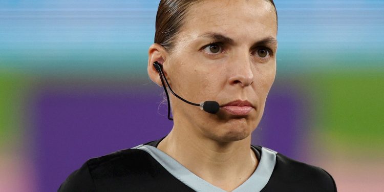 Stephanie Frappart será la primera mujer en dirigir un partido de futbol en un Mundial
