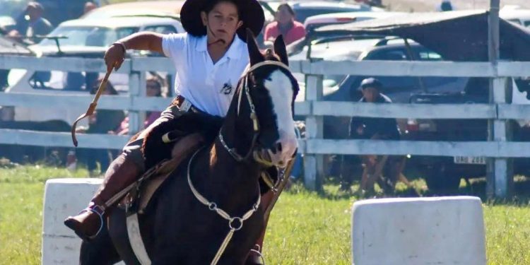 Echeverría fijó posición a favor de la participación de niños menores de 11 años en los concursos de rienda
