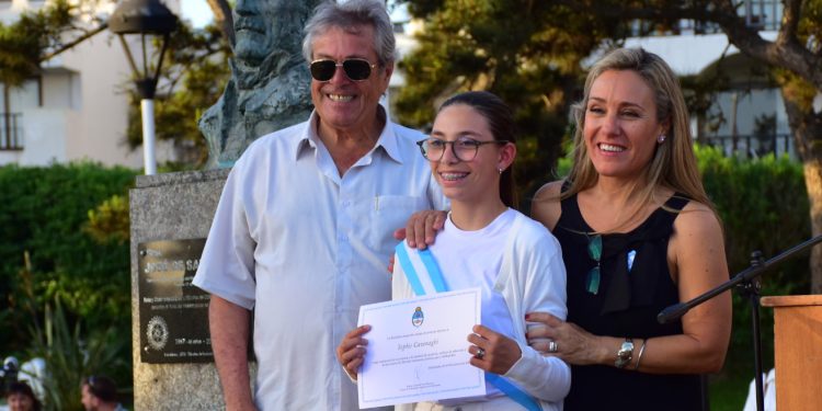 Unos 50 argentinos residentes prometieron su bandera en suelo fernandino