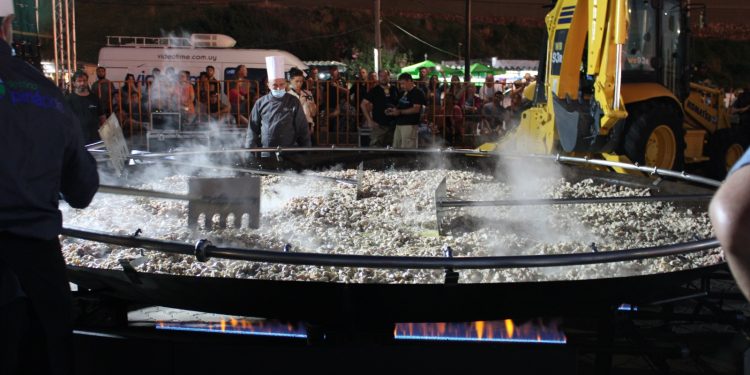 Piriápolis arrancó temporada con su tradicional Paella Gigante