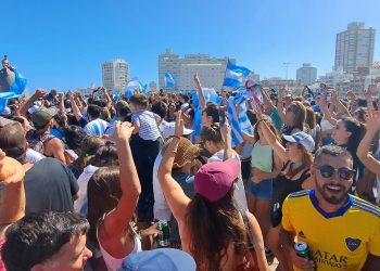 Argentinos coparon la rambla y la Mano con festejos