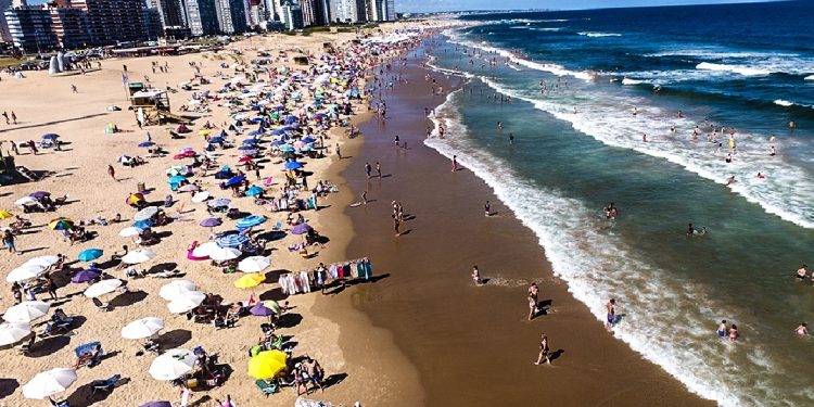 Intendencia notificó a varios edificios por incumplir normativa sobre colocación de sillas y sombrillas