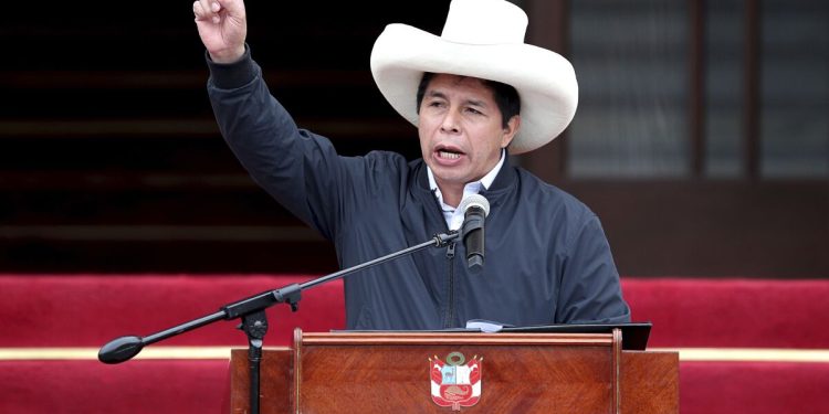 Crisis en Perú; Presidente quiso dar golpe y el congreso lo destituyó