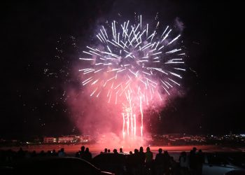 Con fuegos artificiales, entre ellos algunos insonoros, la intendencia cierra el primer mes de la temporada
