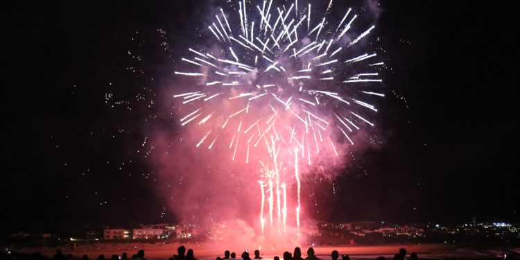 Con fuegos artificiales, entre ellos algunos insonoros, la intendencia cierra el primer mes de la temporada