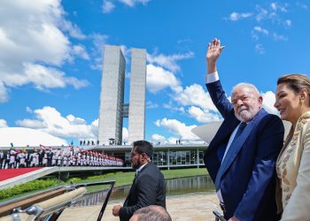 Con acento en sacar de la pobreza a millones y revitalizar el Mercosur asumió Lula
