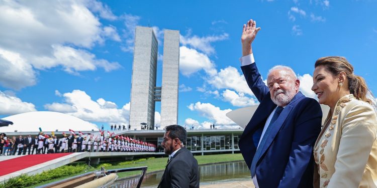 Con acento en sacar de la pobreza a millones y revitalizar el Mercosur asumió Lula