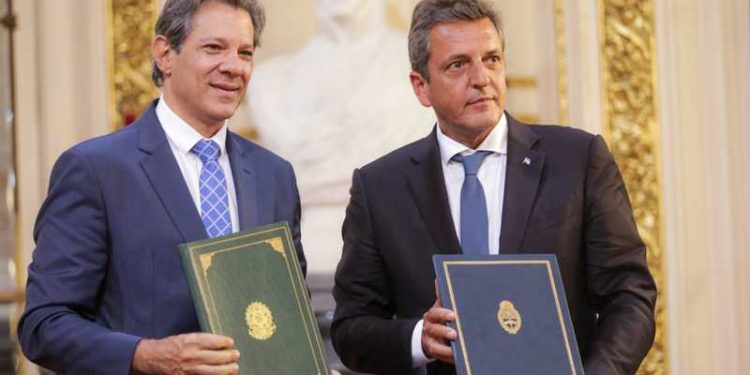 Ministro argentino de economía trata a Uruguay de hermano menor