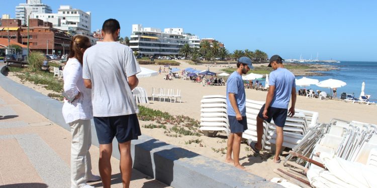 Punta del Este: volvió la polémica por instalación de sillas y sombrillas en la playa
