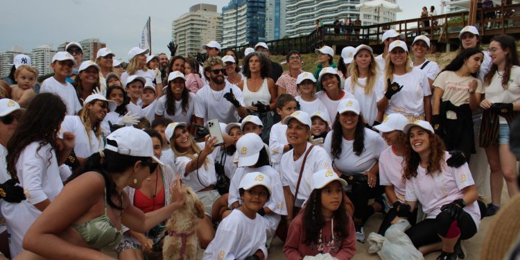 Decenas de niños participaron de una limpieza de playa