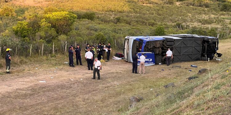 Siniestro fatal: adolescente murió tras vuelco de un ómnibus