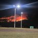 Bomberos trabajan intensamente para combatir incendio generalizado en el Cerro del Toro